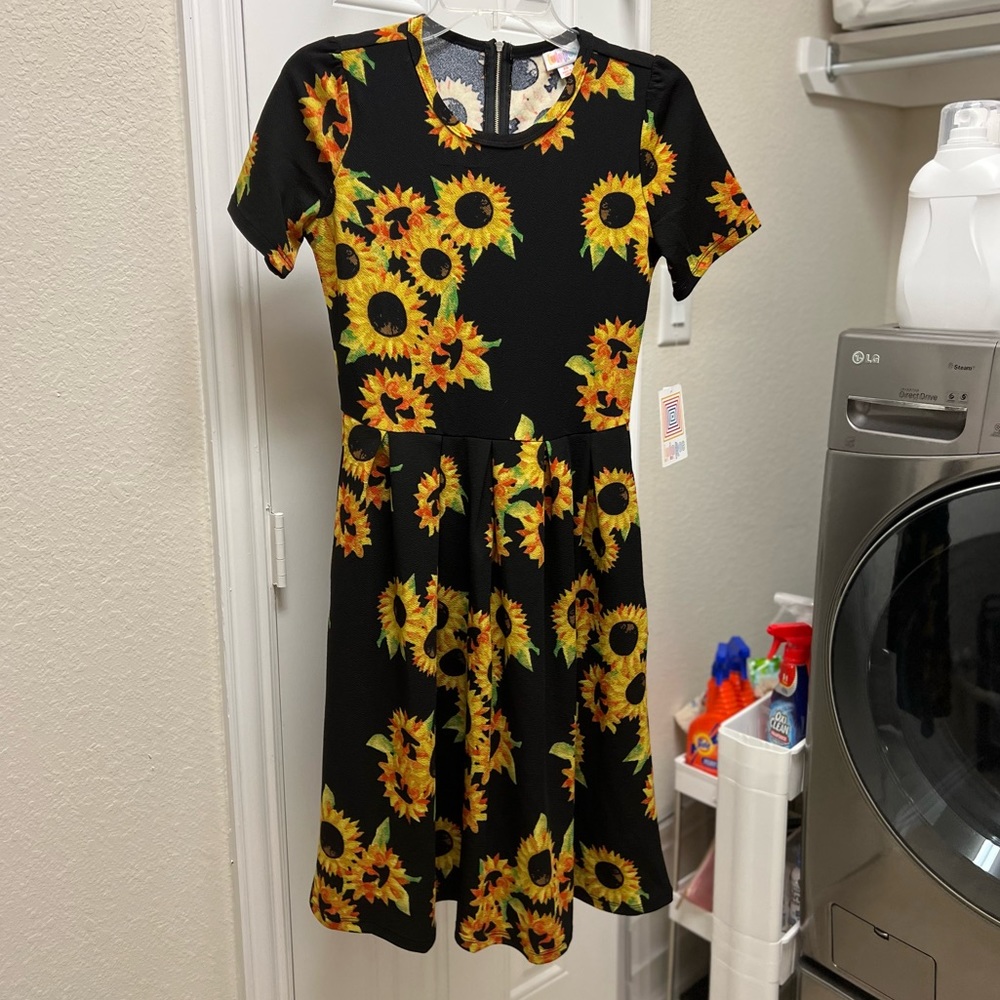 LuLaRoe NWT Amelia sunflower dress, xs